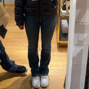 Levis jeans mid bootcut - Helt nya Levis jeans i storlek 25W 30! Marinblåa, ordinarie pris 1199