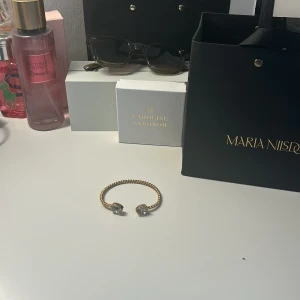 Caroline Svedbom armbandet - Säljer nu mitt älskade Caroline Svedbom armband armandet har inga defekter alls stenen är i färgen silk 