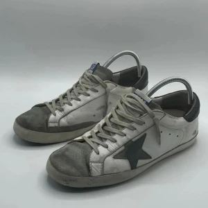 Golden goose  - Tja säljer just nu ett par golden goose. Som ni ser så är den ganska smutsig men kan fixa de innan köpet och de är 100% riktiga. 