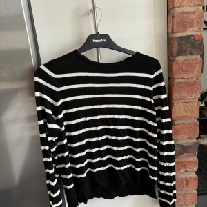 Randig tunn stickad tröja🖤🤍 - Den är använd ca 5 gånger, fint skick🥰