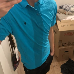 Ralph lauren piké - Säljer nu denna feta piké som är i toppskick, 10/10, använd fåtal gånger. Priset är inte hugget i sten så kom med bud! 