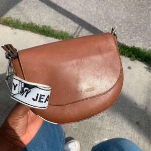 TOMMY HILFIGER  - Fick den som present men jag använder den sällan 🔥  Äkta varan! Vi kan mötas i T-centralen eller Älvsjö.