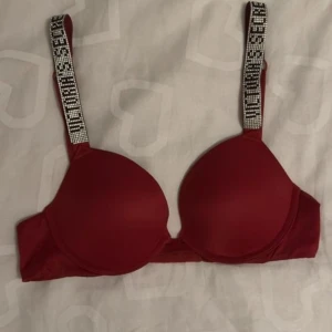 Victoria’s Secret Shine strap BH - Jättefin Victoria's Secret Shine strap BH Röd Push-up i 70B.  Använt 2 ganger men är för liten för mig. Nägra stenar saknas men märks ej.  Nypris 800kr