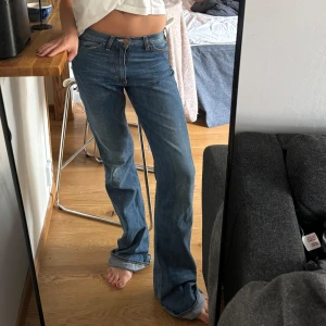 Acne flare jeans - Säljer dessa second hand acne jeans. Bra skick men passar inte mig perfekt tyvärr. Jag har vanligtvis storlek 36. Flare modell. 173 cm lång