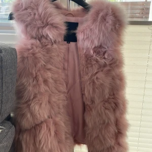 Hollies väst päls  - Den är som ny använd bara en gång 