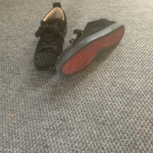 Louboutin skor - Storlek 46 Skick 7/10 Smutiga under men det går att tvätta bort. Säljs lågt då jag inte vet hur äkta dem är. Köptes hör på Plick. 
