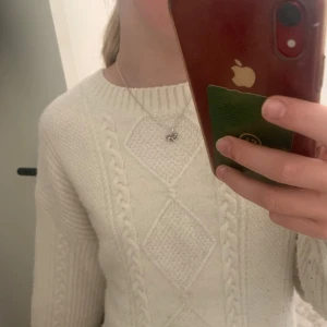 Stickad tjocktröja❤️ - Tröjan är från hm och är i storlek 152,tröjan sitter inte så tajt så den kanske passar till någon som har storlek 158-164,den är lite nopprig men annars är den i fint skick💕