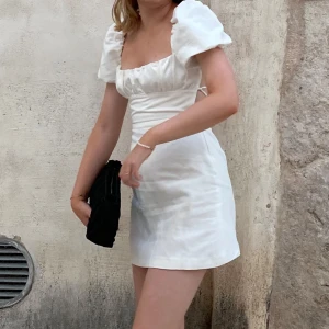  Klänning från Zara - Jättefin klänning från Zara i storlek M🥰 I bra skick och har dock en liten fläck på framsidan och lite på baksidan (se bild fyra och fem) ❤️ Hör av er om ni vill ha mer bilder.