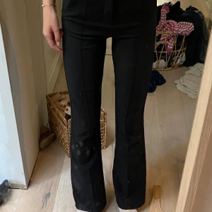 Svarta Kostym byxor  - Så snygga svarta kostym byxor från Gina. Använd väl men i gott skick. Dem är inte smutsiga det är bara spegeln. Storlek xs 😍😍