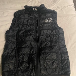 Armani väst - Storlek S, bra skick,förutom lite färg på märket. 