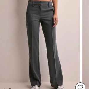 Gråa kostymbyxor Nelly  - Endast använda en gång eftersom de blev för små för mig☺️ super snygga!! Storlek 40 men sitter som 38😊