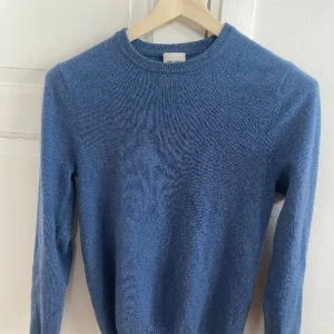 💫John Henric kashmir💫 - Hej! Säljer denna skitsnygga och eftertraktade tröjan från John Henric. Den är i storlek S. 100% kashmir. Nypris 2200kr. Hör av er vid frågor eller funderingar💫🙌