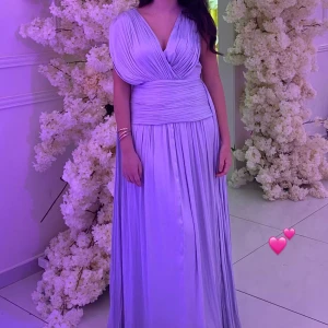 Zara balklänning - Säljer dne här jätte vackra balklänning som jag hittade på lingerie kollektionen i zara. Den var limited eidtion och väldigt svår att hitta. Så sjukt fin balklänning eller en bröllopsgäst klänning. Nypris: 2000kr, och är fof i gott skick. 