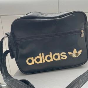 Adidas väska - Ganska stor du får plats med dator, helt ok skick