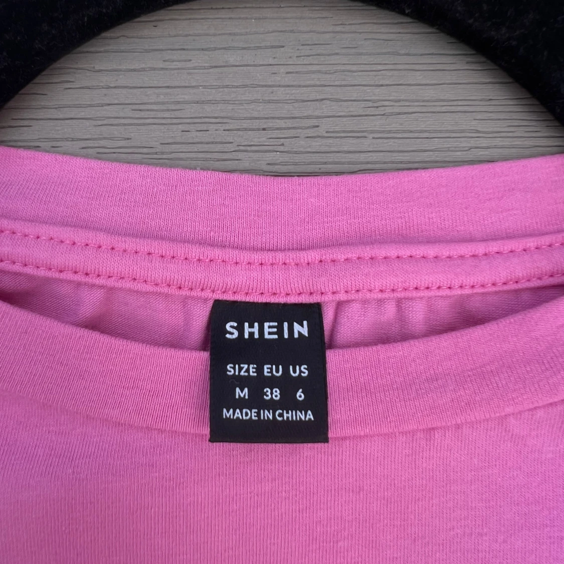 Rosa croppad t-shirt med strass - 92