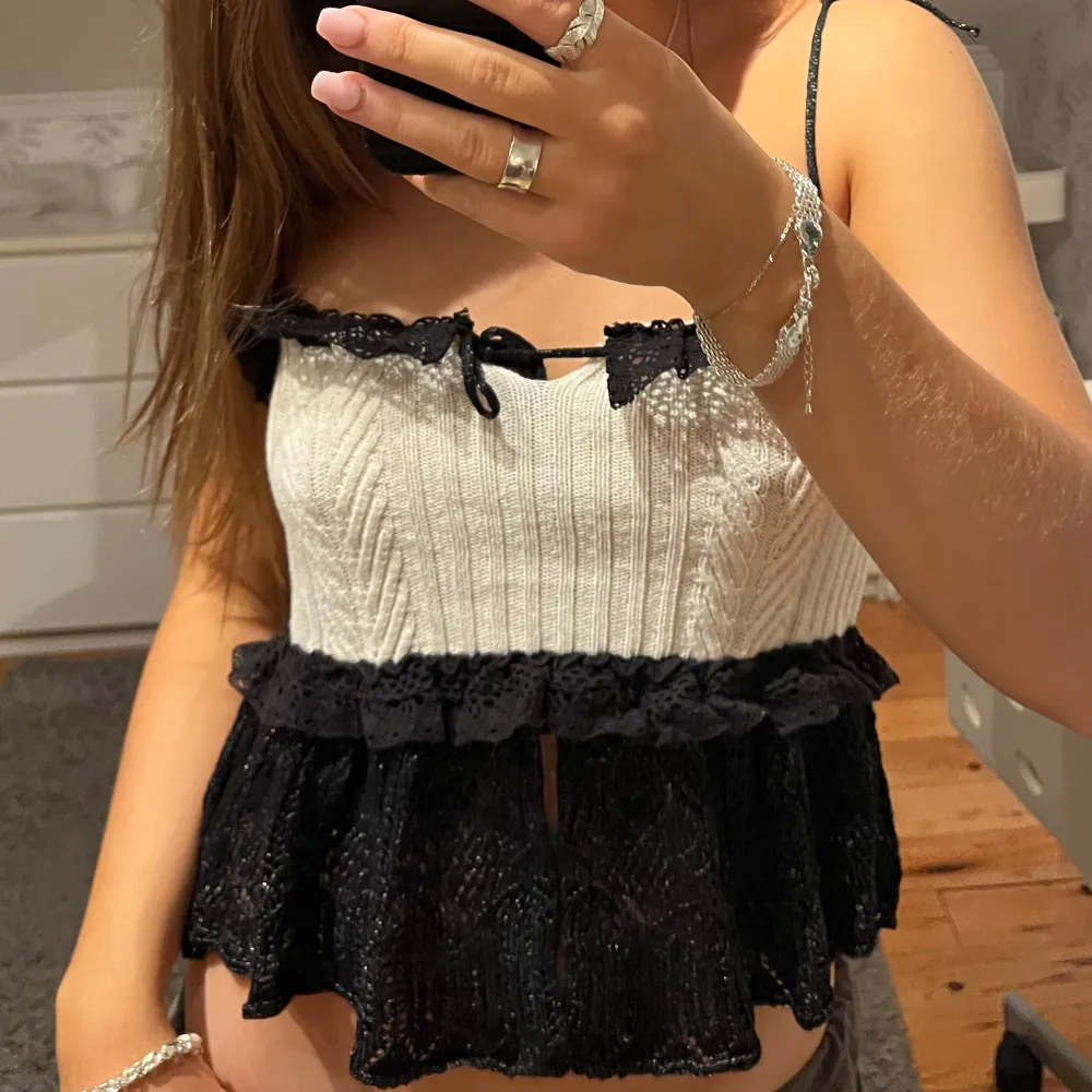 Säljer detta superfina linne från Zara som varit väldigt poppis! Aldrig använt💓. Yläosat.