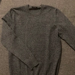 J Lindberg tröja - Nyskick, lite för stor för mig så säljs vidare. Storlek M och färgen är lite turkos/ grön aktig