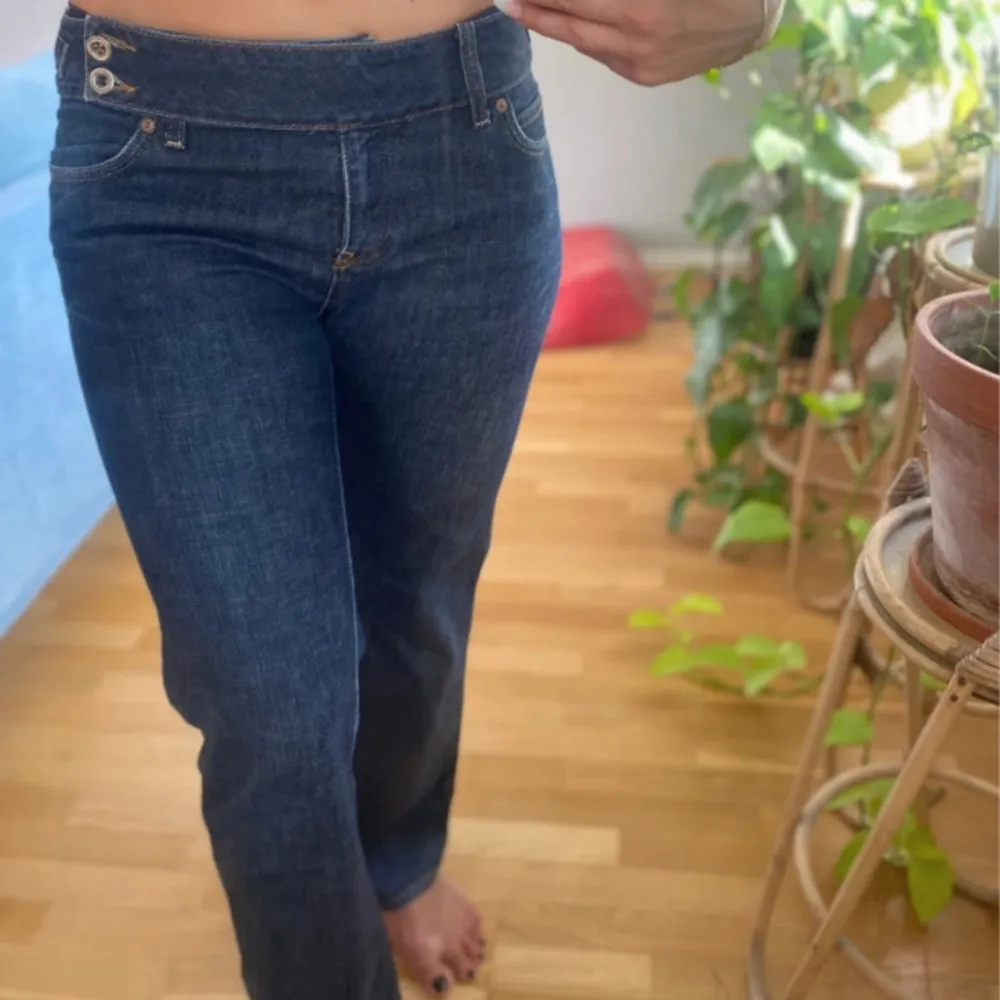 Superfina jeans med låg midja som tyvärr inte passade mig och säljer därför vidare! Bild 3&4 är lånade från förra ägaren! Midjemått: 40cm. Innerbenslängden: 76cm. Jeans & Byxor.