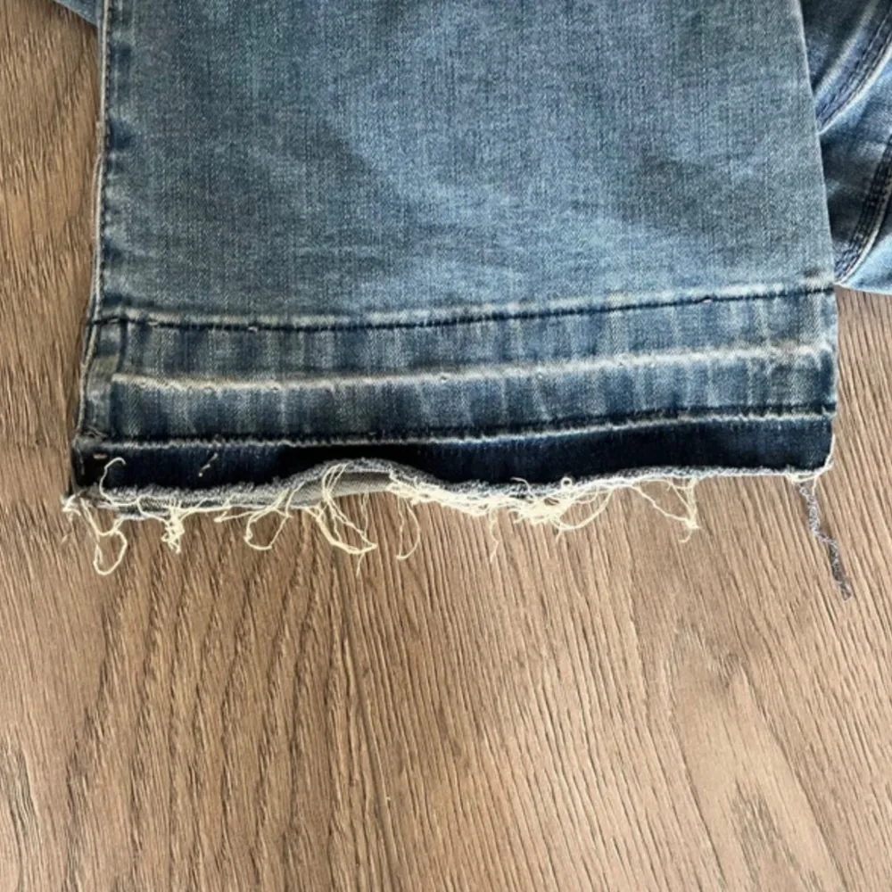 Säljer dessa jätte fina lågmidjade bootcut jeansen från only med slitningar. I bra skick. Är uppsprätta i sömmarna längst ner på byxbenen! . Jeans & Byxor.