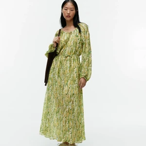 Arket klänning  - Klänning från Arket.  Storlek: 38 Material: Viskos Nypris: 1290 SEK Helt ny, men utan prislapp.  Kommentar från säljaren: Osnvänd