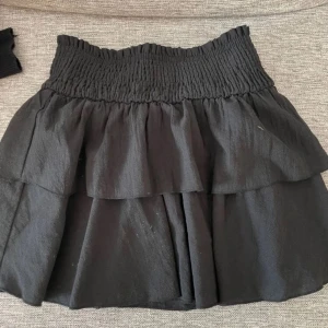 Kjol - Svart fin kjol ifrån shein, köpt för 140kr. Använd men sparsamt och varan har inga defekter, de är bra skick. Storlek xxs, men den passar xs/s. Säljer en likadan i blå också