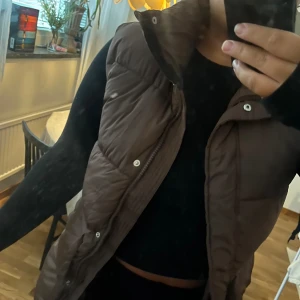 Väst - Nyskick! Aldrig använd 