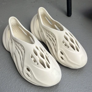 YEEZY FOAM RUNNERS ”SAND” - Yeezy Foam Runners i färgen ”SAND” Storlek 42 Pris ej hugget i sten. 