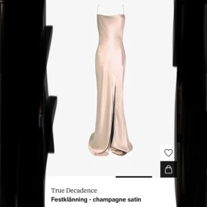 Balklänning  - Champagne färgad superfin balklänning.  Lite tjockare satin/silkes material, med slits och öppen rygg.  Aldrig använt, säljer då jag hittade en annan balklänning. 💞 Köpte för fullpris 1 399kr på zalando. 