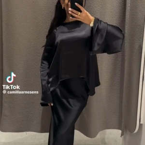 Trendig blus - Några revor i tyget. Se bilder