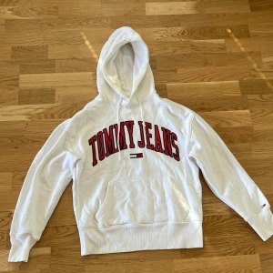 Tommy Hilfiger - Säljer min fina vita Tommy hoodie skick 7/10 