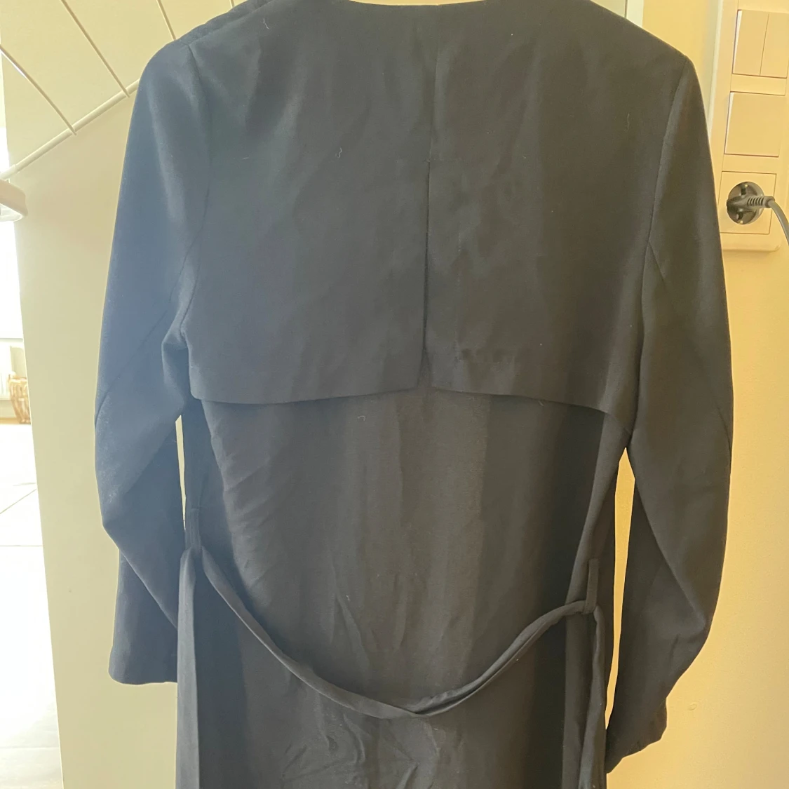 Svart trenchcoat med bälte - 90