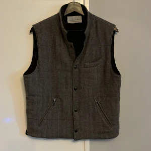 Rose and born vest - Väldigt gott skick och härligt Material ny pris är 5,000kr. Väldigt fint exklusivtmärke. Tveka inte på att höra av er vid flera frågor