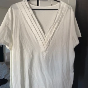 V-ringad T-shirt med detalj - Säljer denna fina tröjan i mycket bra kvalitet.