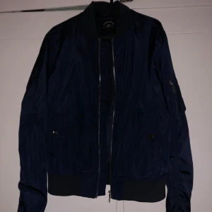 Marinblå Bomber jacka - Nyskick  Unisex st S