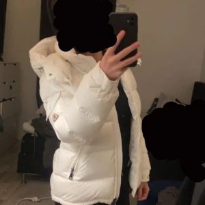 Vit moncler jacka - Säljer min vita moncler jacka, modell marie down jacket storlek 00. I princip helt ny, inga fläckar eller skador. Nypris 14000 
