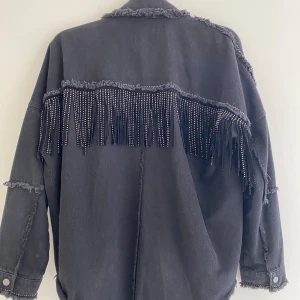 Jeans jacka med fransar  - Svart jeans jacka med fransar🖤