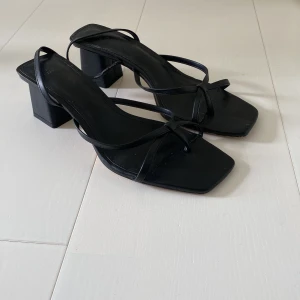 Klackar med låg klack  - Svarta klackar från Hm. Ca 5 cm klack. Jätte snygga under jeansen🖤🖤