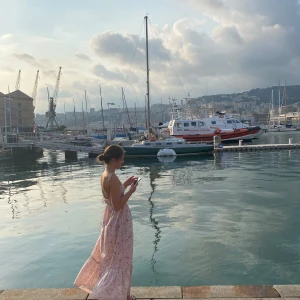 Klänning - Somrig klänning från stradivarius, strl S.  Superfin och skön till sommaren med djup rygg.