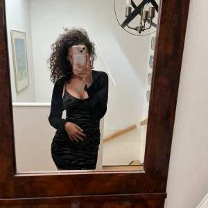 Cropped svart kofta  - En svart kofta som är beskuren i bakre delen, spetstyg som passar till många fits eftersom det är en grundläggande färg. Köpt i UB men  är originellt från Streetwear Society. Bust: 70cm Längd: 20,1cm Ärmlängd: 60,5cm Bicep längd: 38cm Cuff: 18,7cm