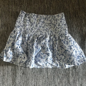 Kjol - Blommig kjol från Hm, liten i storlek 