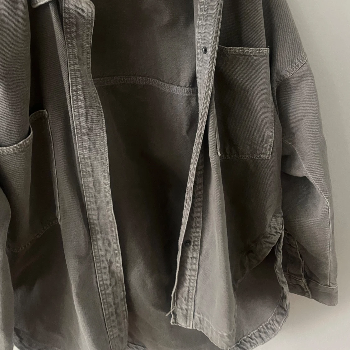  tunn grå jeansjacka 