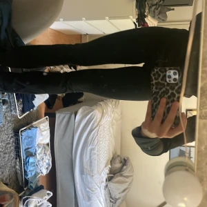 SUPER SNYGGA FLARE JEANS IFRÅN ONLY - Säljer dessa jeans då det inte passar längre i längden💗 jeansen är i stl 32/M , men passar också stl S. Jeansen är i en typ av svart färg med lite mer tvättad nyans🫶🏻 Jesen är i super bra skick, köpta för 499kr säljer för 200kr men går även att buda😊