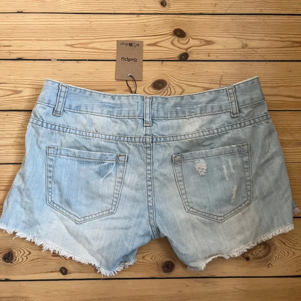 Snygga lågmidjade jeansshorts, säljer pga att de inte passar mig. Midjemåttet är 39cm som man kan se på bild 3.. Shorts.