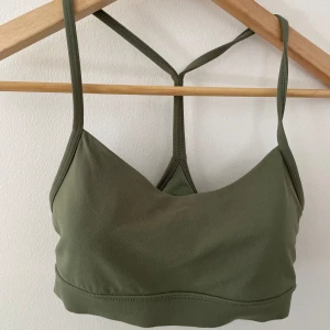Lululemon sport bh - Snygg sport-bh från lululemon i gott skick. Sällan använd då den var en gåva och var för liten för mig💕