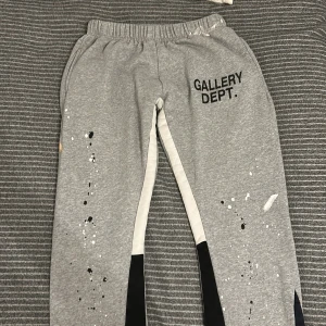 gallery dept - Gallery dept flared mjukis byxor med en jätte bekväm och tjockt material. Perfekt style och går med vad som 