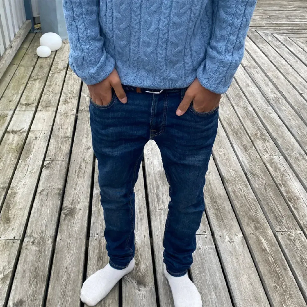 Säljer ett par Jack and Jones jeans i storlek 30/32. Trots att de är använda är de i utmärkt skick, 10/10. Nypris var 800 kr, nu säljer jag dem för endast 500 kr! Jeansen är stretchiga och modellen är Skinny/Liam, Det funkar även för slim för storlek. Jeans & Byxor.