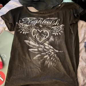 Nightwish tröja - Nightwish band merch. Säljer för tyckte nt om passformen. Mer en dam passform än unisex. Storlek S