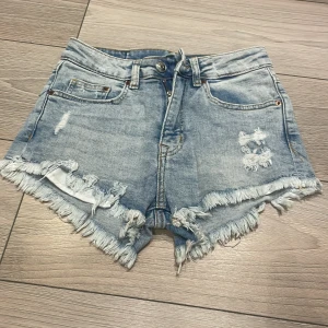 Jeansshorts  - Knappt använda. Fint skick. Finns i Stockholm 🌸