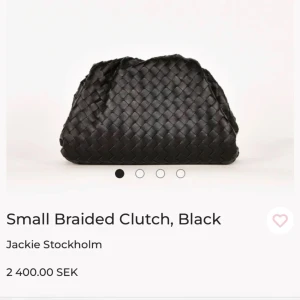 Small braided clutch - Så fin väska från Jackie i nyskick! Nypris 2400kr, säljer för 1900kr 🥰 