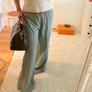 Gröna byxor  - Gröna byxor som är jätte coola!! Passar perfekt till vardags eller som mysbyxor bara ❣️❣️ helt oanvända!! Köpa i en gatubutik för 500❣️